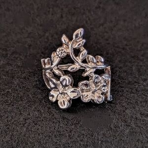 DAINTY FLORAL. STATEMENT RING.